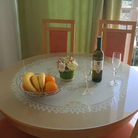 Two Bedroom Near And Center Apartment *