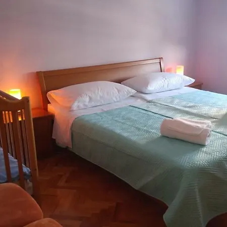 Two Bedroom Near And Center Apartment *