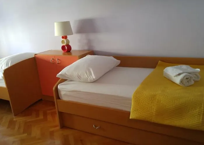 Two Bedroom Near And Center Lägenhet